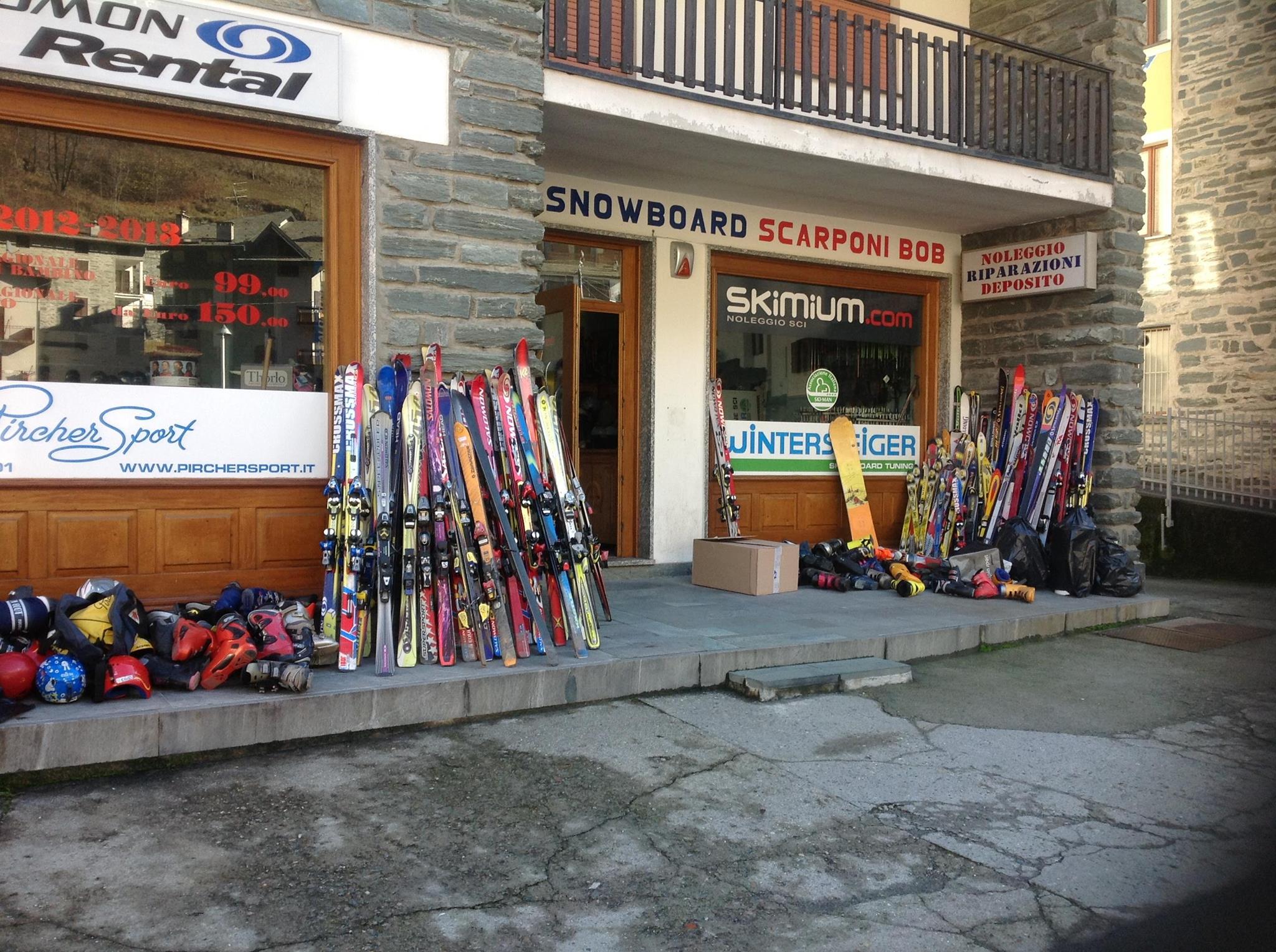 Dei Außenansicht des Skiverleihs Pircher Sport Chiesa in Valmalenco.